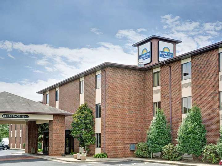 Days Inn and Suites Hickory