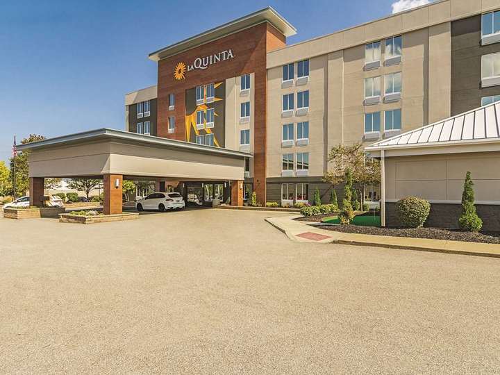 La Quinta Inn and Suites Cleveland Airport West