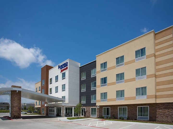 Fairfield Inn and Suites Dallas West I 30