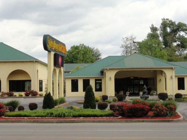 Golden Manor Inn and Suites